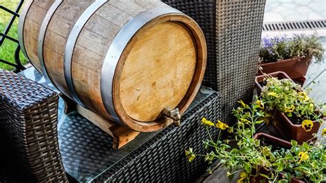 Drevené sudy na zrenie whisky v sklade