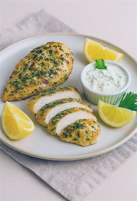 Ilustrácia pohára vody s citrónom a bylinkami