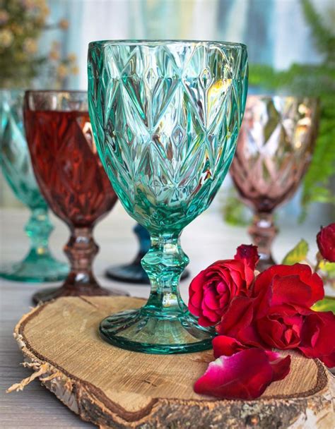 galéria rôznych farebných pohárov na víno