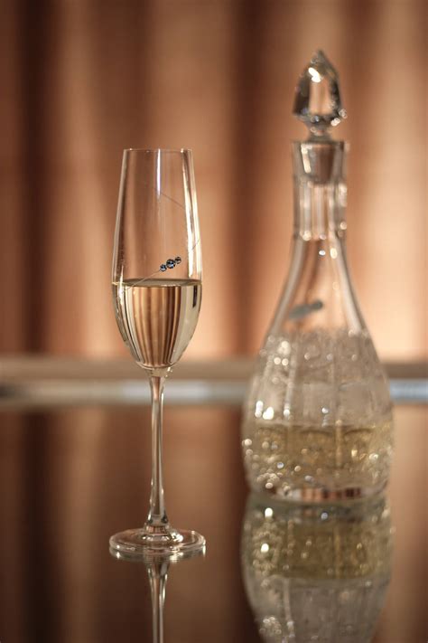 detail ručne brúseného krištáľového pohára