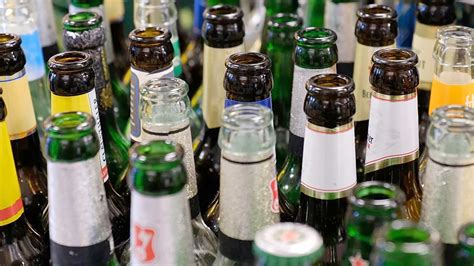 Ilustrácia znázorňujúca rastúci stĺpec s pivovými fľašami a pohármi, symbolizujúci nadmernú konzumáciu alkoholu