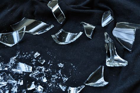 Ilustrácia znázorňujúca rozbité sklo, symbolizujúce rozbité mýty o alkohole