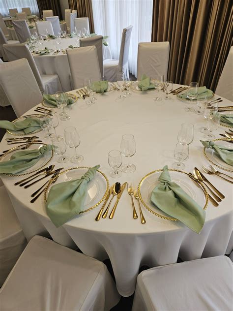 svadobný stôl s rôznymi nápojmi