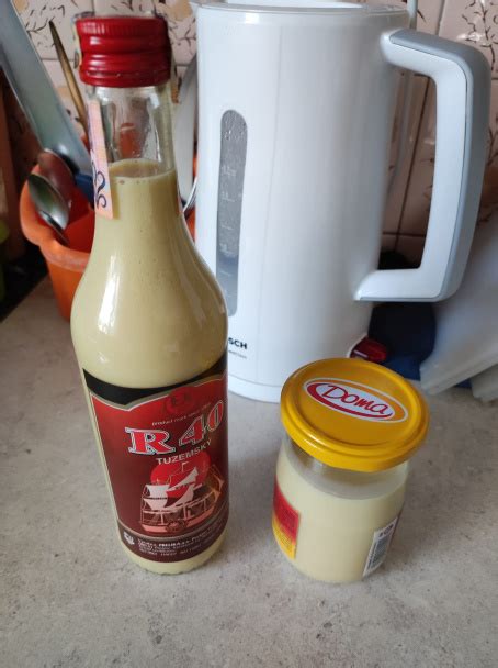 Rozmanité fľaše s domácim vaječným likérom