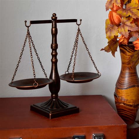 Ilustrácia s symbolmi právnej váhy a alkoholového pohára