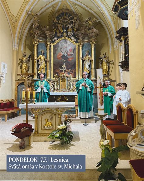 žena v kostole, modliaca sa