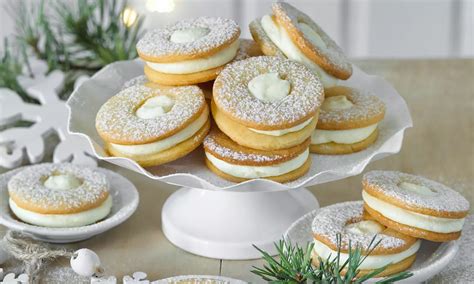 Vianočné pečivo a pohár s vaječným likérom