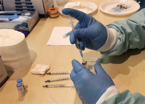 Ilustračná fotografia lekára odoberajúceho krv