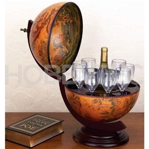 Drevený glóbus bar s uloženými fľašami a pohármi