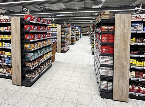 Interiér obchodu COOP Jednota s vystaveným tovarom