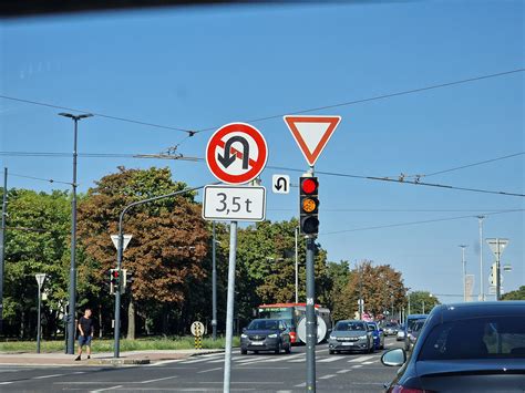 Cesta s dopravnými značkami a symbolom zákazu alkoholu