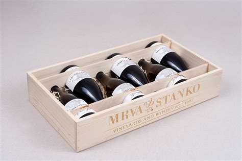 Fľaša vína v drevenom debničke