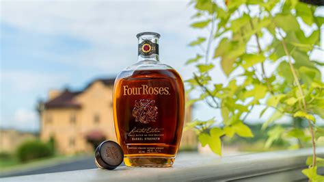 Fľaša Four Roses Bourbon s motívom americkej vlajky