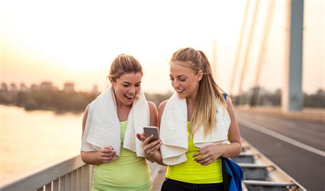 Ilustrácia znázorňujúca zdravé návyky pred a počas konzumácie alkoholu