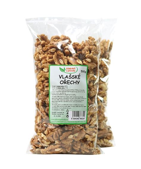 Mladé zelené vlašské orechy na strome