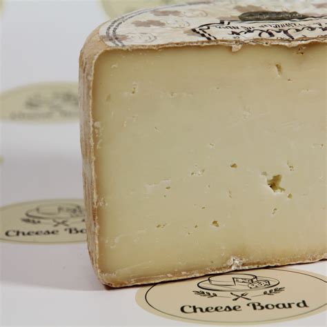 Fľaša s tmavým orechovým likérom