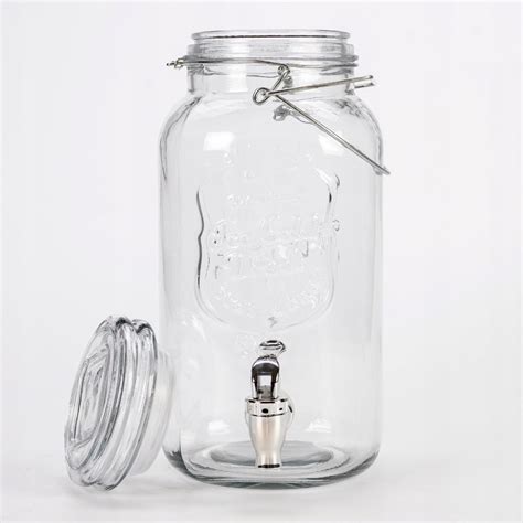 Sklenená nádoba s orechmi a korením zaliata alkoholom