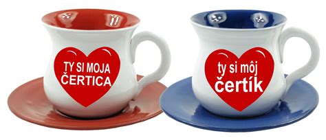 Šálka s horúcim vareným vínom ozdobená pomarančom a škoricou