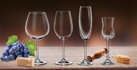 elegantné poháre na víno na prestretom stole