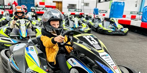 Deti jazdia na motokárach