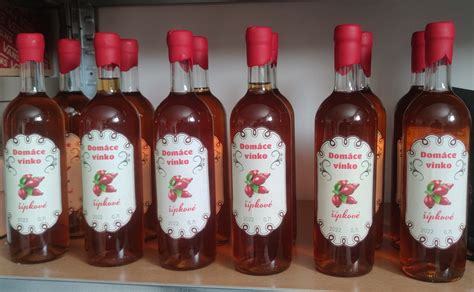 Šípkové víno v sklenených fľašiach