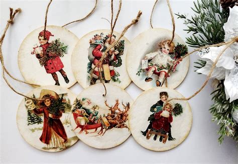 Ilustrácia perníkového muža a vianočných ozdôb