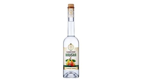 Tradičná slovenská pálenka vo fľaši s elegantnou etiketou