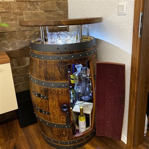 Zobrazenie rôznych typov dubových sudov používaných pri výrobe whisky