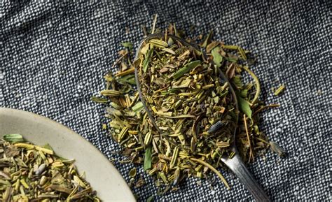 Zmes sušených byliniek vrátane rozmarínu