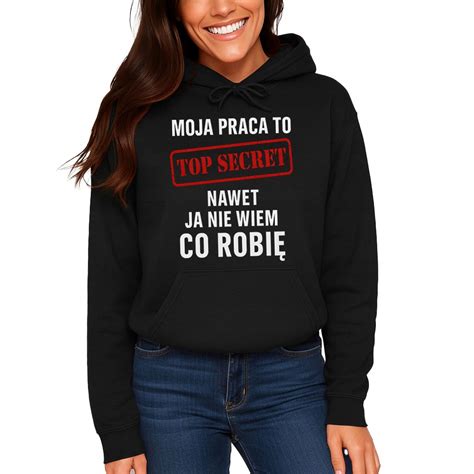 Ilustrácia zamestnanca odchádzajúceho z kancelárie s krabicou