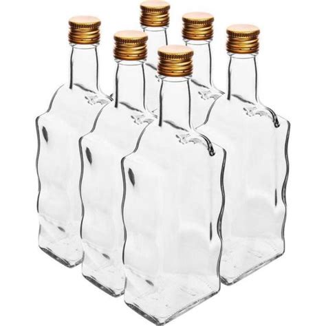 Rôzne tvary a veľkosti sklenených fliaš na alkohol