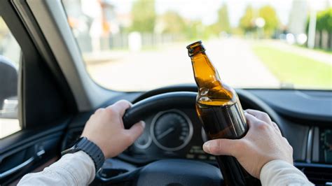 Infografika porovnávajúca následky priestupku a trestného činu pri jazde pod vplyvom alkoholu