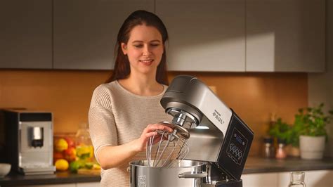 Domáci výrobca mieša suroviny