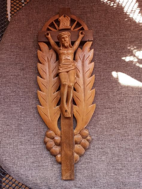 Detail ručne vyrezávaného ornamentu na čele dubového súdka