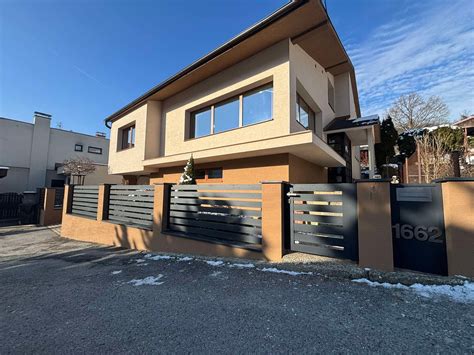 Rôzne fľaše rumu rôznych farieb a štýlov