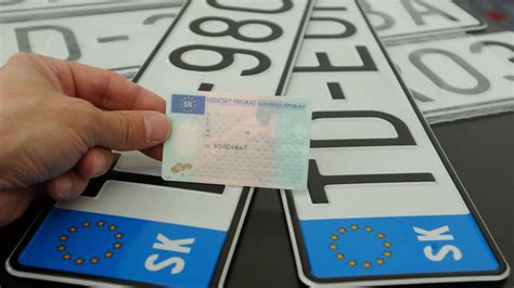 Ilustrácia porovnávajúca zákaz šoférovania a odobratie vodičského preukazu