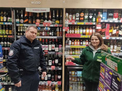 Ilustračná fotografia policajta pri kontrole alkoholu