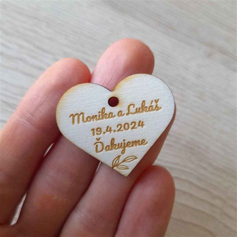 Dizajn svadobných etikiet s menami a dátumom