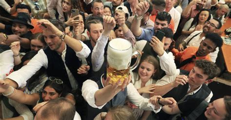 Ilustrácia tradičných pivných stanov Oktoberfestu