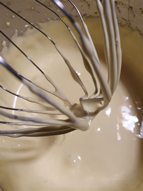 Proces miešania vaječného likéru