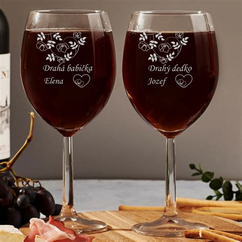 symbolický obraz dvoch prepletených pohárov vína