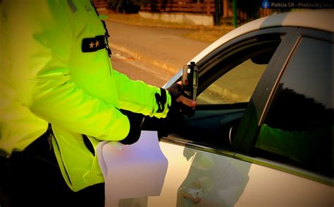 Ilustrácia policajnej hliadky vykonávajúcej dychovú skúšku