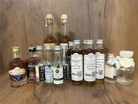 Rôzne tvary a dizajny alkoholových miniatúr