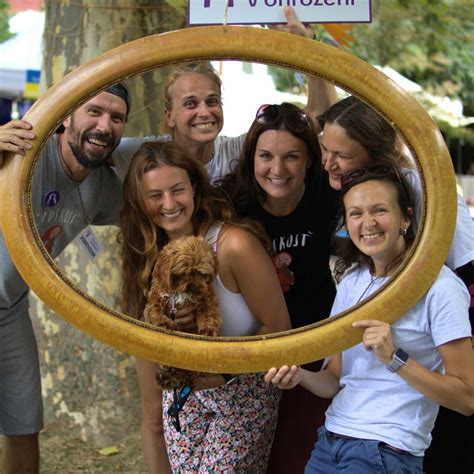 Symbolická fotografia dverí s nápisom 