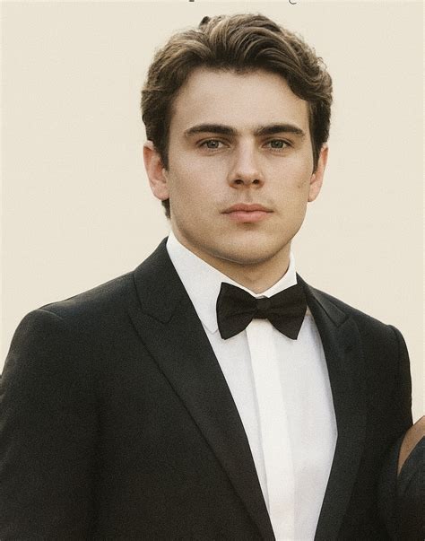 Ilustrácia rodiny držiac sa za ruky s nádejou v očiach