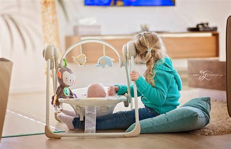 Dieťa s plačúcimi očami pozerajúce sa na hádku rodičov