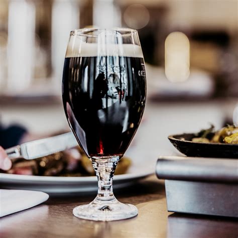 Ilustrácia pohára s tmavým pivom Marína