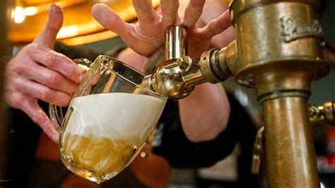 Usmievavý personál čapujúci pivo