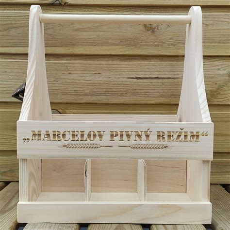 ručne vyrobená drevená prepravka na pivo s detailmi