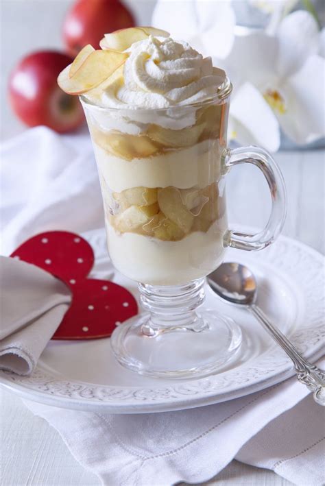 Servírovaný pohár Bombardina ozdobený šľahačkou a škoricou